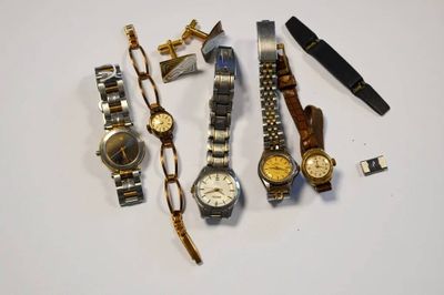 plusieurs montres et un stylo posés sur une table