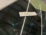 a sticker on the windshield of a car that says vaunto