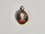 un petit portrait miniature représentant une femme en robe rouge