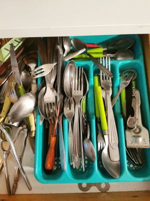 a drawer full of utensils and spoons in it