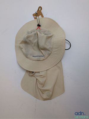 un chapeau accroché au mur, sur lequel est posé un autre chapeau
