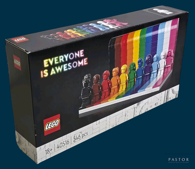 une boîte de Lego sur laquelle figure un arc-en-ciel de couleurs