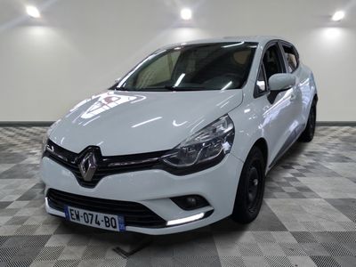 la voiture blanche est garée sur un sol en damier dans le garage