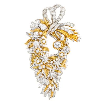 une broche en forme de couronne, en diamants et en or, signée Van Cleef