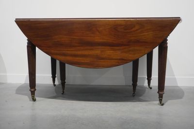 Table de salle à manger en acajou reposant sur six pieds ter…