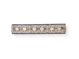 une broche en forme de barre sertie de diamants et de saphirs