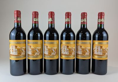 six bouteilles de vin rouge alignées sur une table