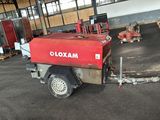 une machine rouge garée dans un entrepôt