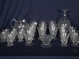 beaucoup de verres et un pichet posés sur une table