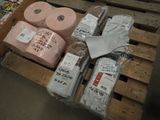 de nombreux rouleaux de papier toilette sur une palette dans un magasin