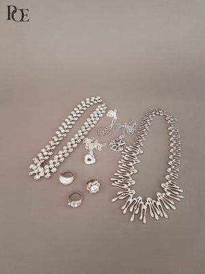 un gros plan sur un assortiment de bijoux en argent posés sur une table