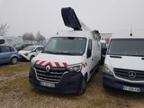 deux camions blancs garés l'un à côté de l'autre dans un parking