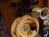 une table sur laquelle sont posés tout un tas d'assiettes et de tasses