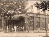une photo en noir et blanc d'un magasin situé à l'angle d'une rue
