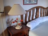 un lit avec une tête de lit en bois sur laquelle est posée une lampe