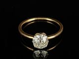 gros plan d'une bague en diamant sur une surface noire