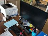 un bureau sur lequel se trouvent un ordinateur, un clavier, une souris et d'autres fournitures de bureau
