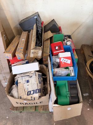 une pile de cartons remplis d'appareils électroniques par terre