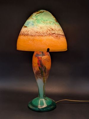 une lampe posée sur une table devant un fond noir