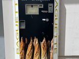 un distributeur automatique de baguettes situé à l'extérieur d'un immeuble