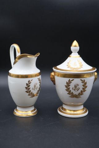 Sucrier, crémier prise tête de lion monogramme LL, porcelaine Sèv...