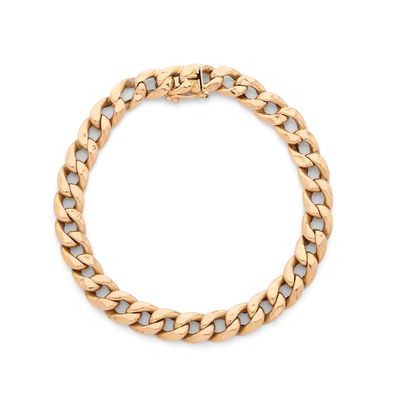 une image d'un bracelet en or sur fond blanc