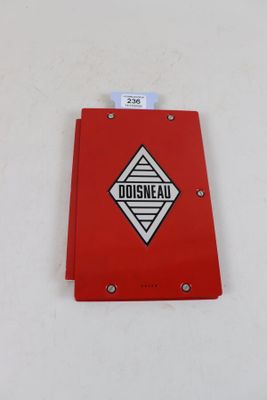 un livre rouge sur lequel est collé un autocollant portant l'inscription « dosneaad »