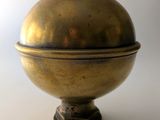 un bol ancien en laiton avec un couvercle, sur fond blanc