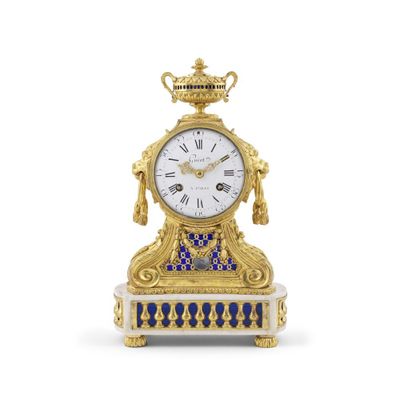 une horloge dorée et bleue surmontée d'une couronne