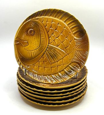 une assiette en or ornée d'un motif de poisson