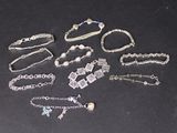 de nombreux bijoux en argent sur un fond noir