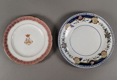 deux assiettes à motifs posées sur une table