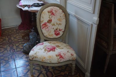 une chaise qui se trouve dans le coin d'une pièce