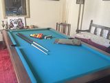 une table de billard au milieu d'un salon