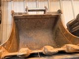 un gros bulldozer qui se trouve à l'intérieur d'un bâtiment