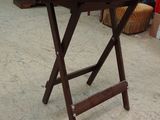 une table sur laquelle est posé un plateau, au milieu d'une pièce