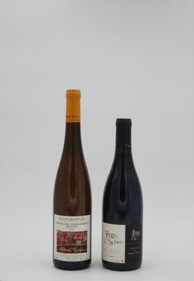 deux bouteilles de vin posées l'une à côté de l'autre sur une surface blanche