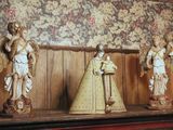 quatre statues d'anges posées sur une étagère dans une pièce