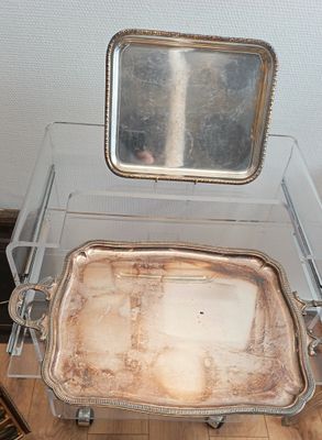 un plateau en argent surmonté d'un miroir