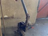 un gros tuyau fixé à un poteau
