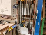 une photo d'un établi sur lequel sont accrochés plusieurs skis