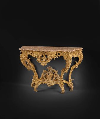 une console sculptée avec un plateau en marbre
