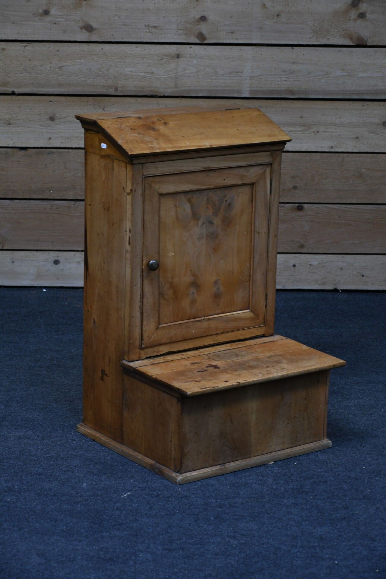 Meuble de sacristie en merisier ouvrant par deux abattants e…