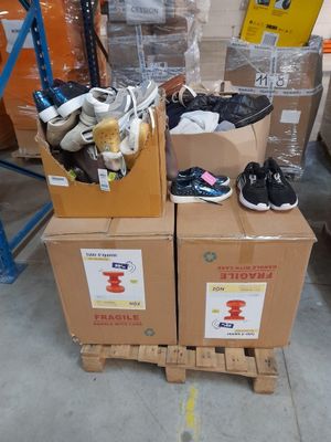 LOT DE SOLDERIE DONT VETEMENTS DONT HIVER + CHAUSSURES + 3 SACS + 2 TA - Photo 1