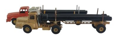 un camion miniature transportant un gros morceau de bois