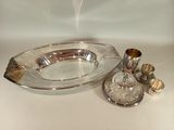 un plateau en argent avec une tasse en argent et un plateau en argent avec une tasse en argent