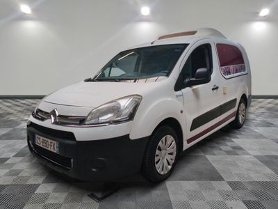 la camionnette blanche est garée sur le sol en damier d'une pièce