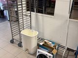 une photo d'une cuisine avec beaucoup de plats sur le plan de travail