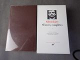 un livre sur lequel figure la photo d'un homme