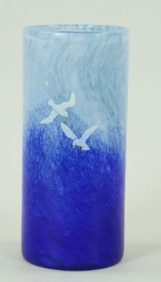 un vase en verre bleu orné de deux oiseaux